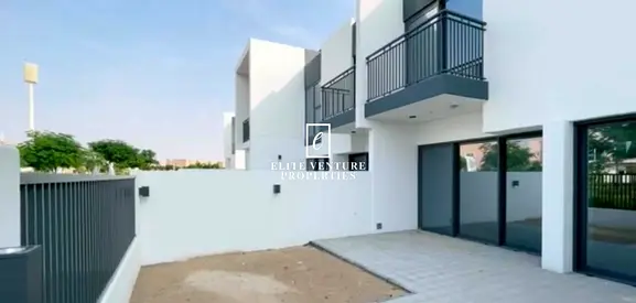 BEAUTIFULLY PRESENTED TH | SPACIOUS & MODERN