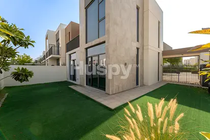 Corner Unit | Landscaped | Open Layout