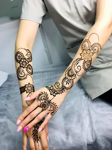 Henna artist in al shamkha