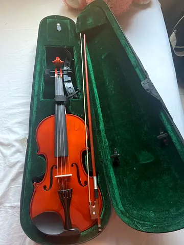 Violin in excellent condition. With full set of bag and everything required is included. Hardly used