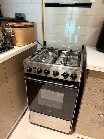 Compact freestanding 4-burner gas cooker with oven - excellent condition