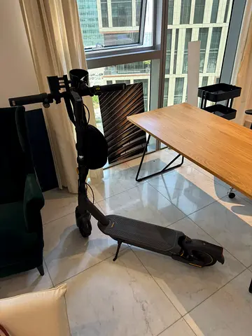 NineBot MAX G2 scooter
