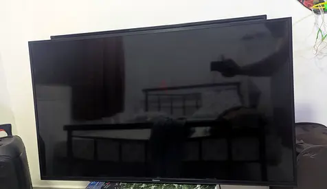 Hisense 50" TV, only for parts, display is cracked