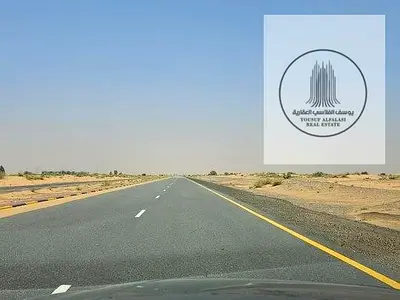 أرض للبيع في أم القيوين – تملك 99 سنة للوافد | على شارع رئيسي | 43,578 قدم مربع | سعر القدم 145 درهم