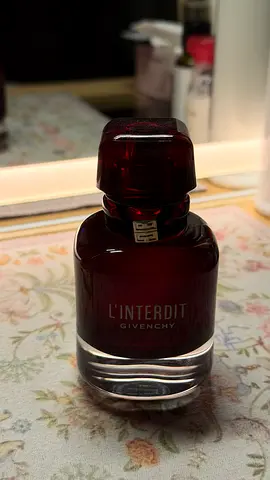 Givenchy L'Interdit rouge Eau de Parfum –50 ml)