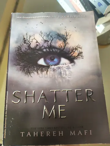 Tahereh mafi author book (shatter me)