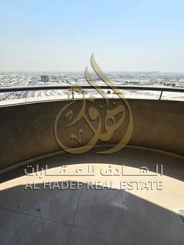 فرصة عقارية استثنائية لمن يبحث عن المساحات الواسعة والفخامة في واحدة من أرقى وأفضل الوجهات السكنية بإمارة الشارقة. نقدم لكم الآن شقة مميزة للإيجار الس