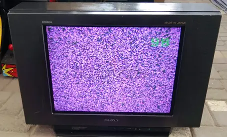 Vintage Sony Trinitron KV-XF21MBJ is a 21-inch vintage cathode-ray tube (CRT) color television
