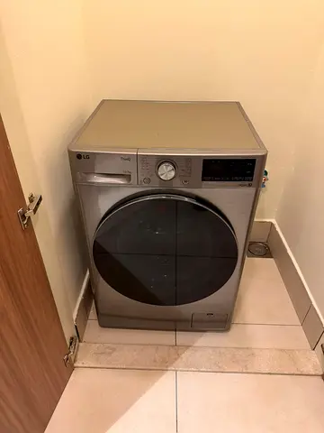LG ThinQ 10/7 Washer and 7 kg dryer 2ni 1 like new condition perfect working