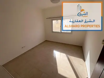غرفتين وصالة مساحه كبيره قريبه من جميع الخدمات 2 حمام بنايه جديده وعائلات
