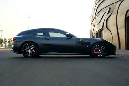 Pristine Ferrari GTC4 Lusso 2018 | GCC Specs | Standard Trim