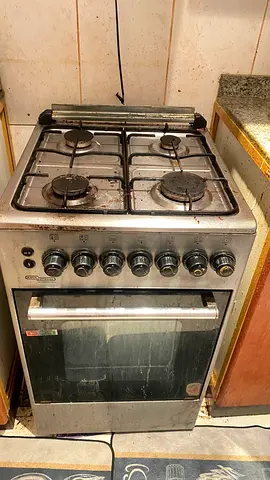 Used freestanding gas cooker with oven — 4 burners