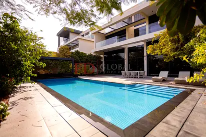 Park 8 Cars Below: Luxury 6-Bed Golf Course Estate