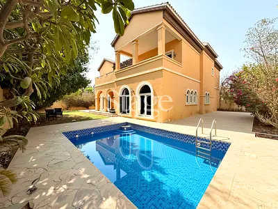 Spacious 4 beds Villa | Private Pool | Prime Location