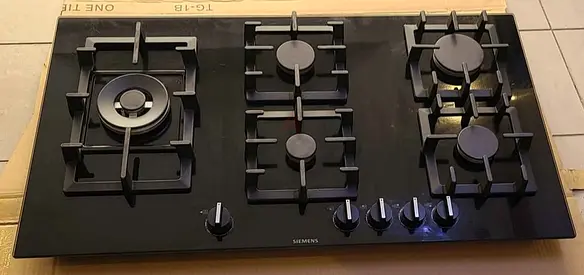 Siemens built-in black ceramic gas hob 90cm.