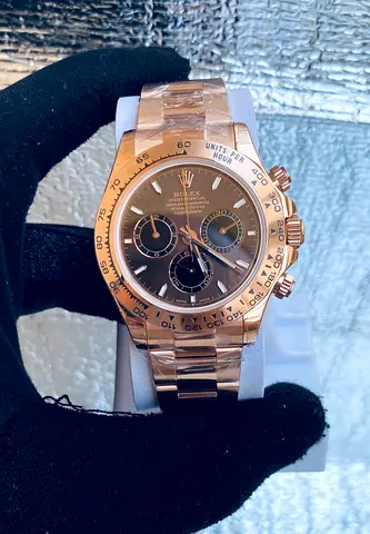 Rolex Cosmograph Daytona crafted in 18k Everose gold