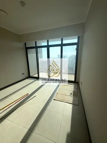 🏢 **للإيجار السنوي – شقة فاخرة في لارجو تاور** 🏢  ✨ **تاني ساكن | تاور مميز جداً | موقع استراتيجي** ✨  📍 **لارجو تاور** 🏠 **3 غرف نوم + صالة** 🚿