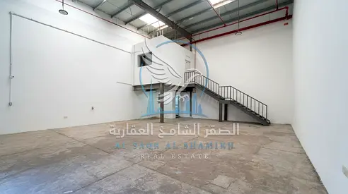 مستودع للتخزين في الصناعية 10 بالشارقة، مساحة 2,000 قدم²، بممر واسع لسهولة الوصول والحركة، مع خيارات دفع على 4 أو 6 دفعات.
