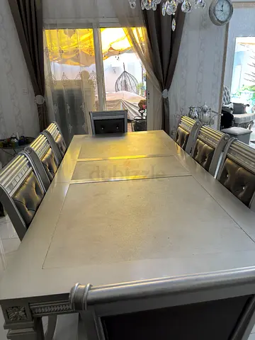 Silver extendable dining table with 8 upholstered chairs - good condition