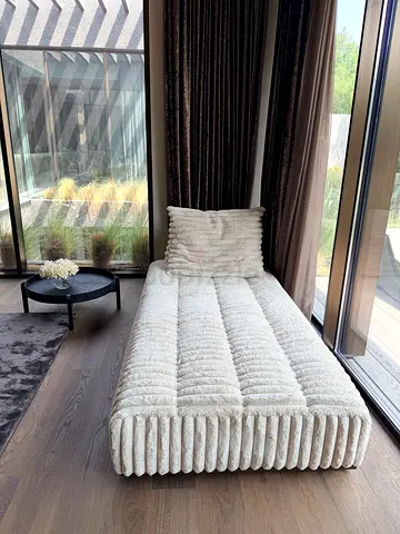 Cream fabric chaise lounge / daybed in good condition