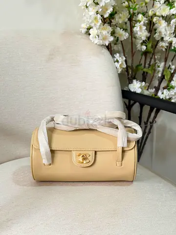 Beige leather shoulder bag with gold-tone clasp