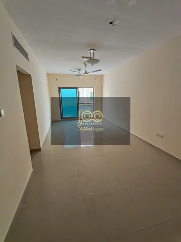 The apartment boasts an excellent location close to shops, services, and daily amenities, and is re
