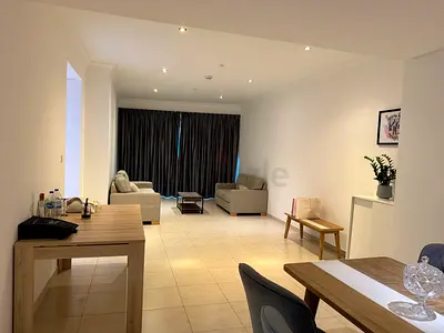 Near Metro and Tram Station, Spacious Private Room for single Lady