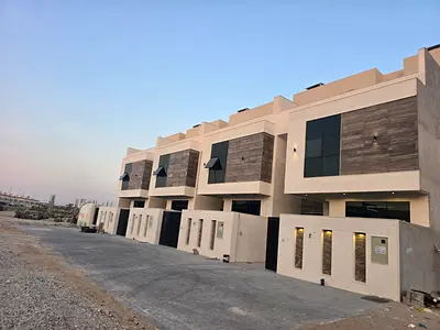 للبيع فيلا تاون هاوس بتصميم معمارى حديث وواجهة حجرية فاخرة، تتميز بـارتداد أمامي كبير