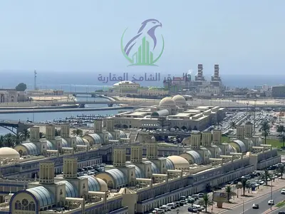 شقة واسعة 2 غرفة وصالة في الند بالقاسمية، الشارقة. تضم بلكونة وموقف سيارات مجاني. الإيجار 43 ألف درهم على 4 إلى 6 شيكات. موقع مميز وقريب من الخدمات.