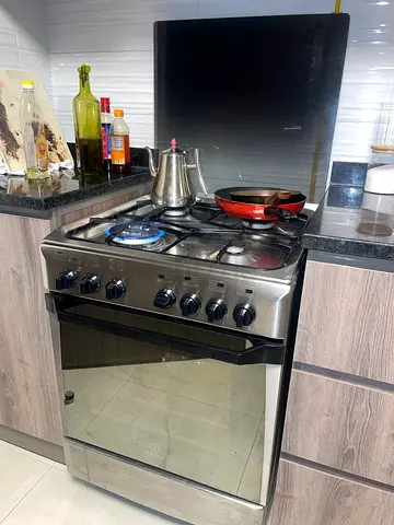 Stainless Steel 4-Burner Gas Cooker with electric Oven - Good Condition