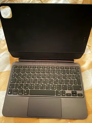 Apple Magic keyboard for iPad Pro 11 M4/M5 black English-Arabic in excellent condition 850 Dhs.