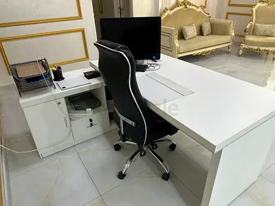 طاولات للبيع كل طاوله مع الكرسي الخاص بها