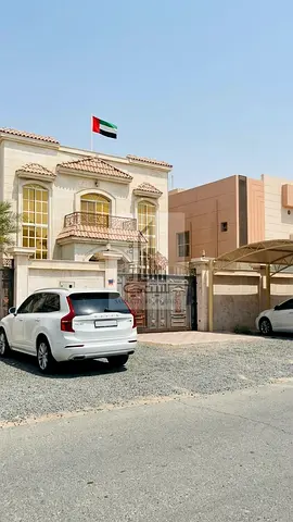 Ready-to-move-in freehold villa with 5 bedrooms.