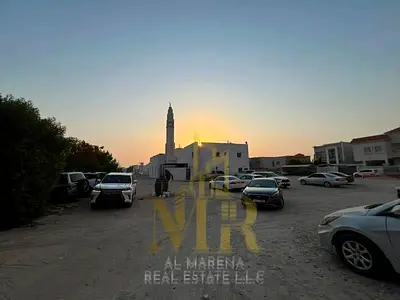 للبيع فيلا بمنطقة الروضة 1جنب المسجد طابقين وروف بسعر شامل الكهرباء والمياه والمكيفات والاثاث تملك حر