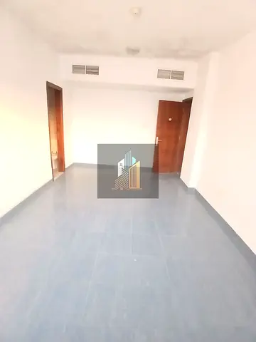 NEAR CORNISH, NEAT AND CLEAN FAMILY BUILDING APPARTMENT NEAR KACHA PARKING