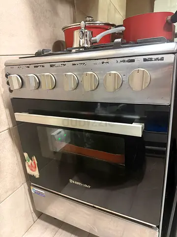 Freestanding Gas Cooker with Oven – Used  Used freestanding gas cooker with an integrated oven and a