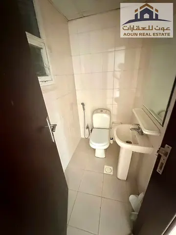 فرصة مميزة لاستئجار شقة غرفتين وصالة بمساحة واسعة جداً (100 متر مربع) بتشطيبات راقية بنظام VIP، في موقع استراتيجي بمنطقة الممزر - الخان. أبرز المميزا