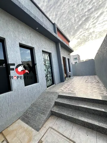فيلا دور ارضي زاوية 3 غرف وغرفة خادمة مجدده بالكامل وجاهزة للسكن تبعد عن الشارقة حوالي 15 إلى 20 دقيقة بالسيارة السعر مطلوب 85 اربع دفعات تأمين شيك