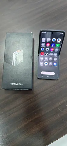 Samsung Galaxy Z Flip 6 (foldable) - Good working condition with box