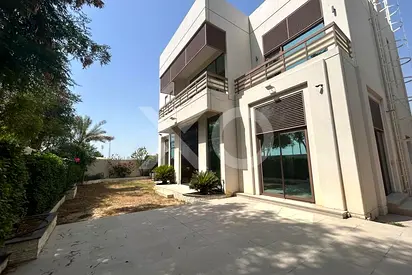 Single Row | Large 5 Bedroom | Vacant
