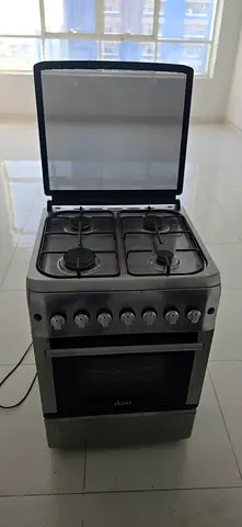 Used freestanding gas oven with 4 burners - good working condition