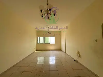 شقة غرفتين وصالة للايجار السنوي في منطقة المجاز 2 تكييف مجاني باركن مجاني خزائن بالحائط مساحة واسعة تشطيب حديث اطلالة مفتوحة