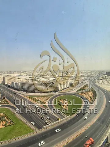 رصة إيجارية مميزة تجمع بين الموقع الحيوي والراحة المطلقة في قلب إمارة الشارقة. نقدم لكم الآن وحدة سكنية سنوية فاخرة بتصميم عملي ومساحات مدروسة، تقع في