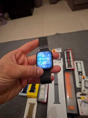 Apple Watch 8 Series Graphite Stainless Steel Case Milanese Loop - Good Working Condition.