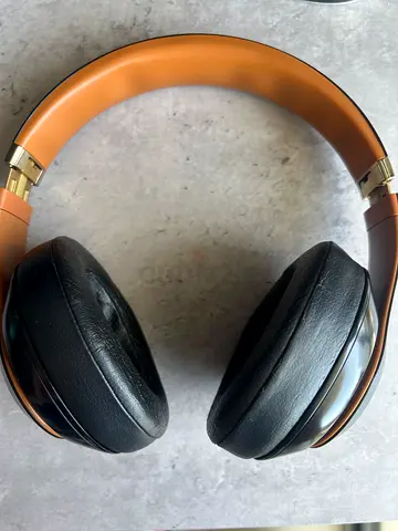 Used BEATS Studio 3 limited edition midnight sky wireless headphones - good condition