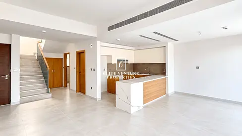 BEAUTIFULLY PRESENTED TH | SPACIOUS & MODERN