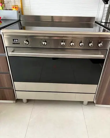 Smeg electric cooker 90 by 60 cm latest model like new condition perfect working