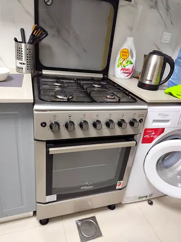 Super General - freestanding gas cooker with oven - good working condition