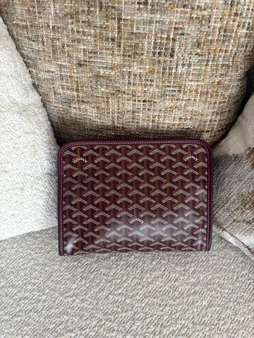 Compact designer-style burgundy zip wallet (pre-owned)
