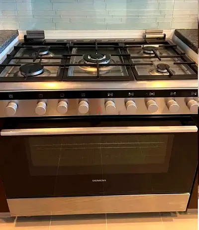 Siemens 90cm Stainless Steel Gas Range with Oven – Good Condition